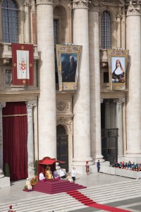 Les tapisseries des nouveaux saints ornent la basilique Saint-Pierre. Photo: Steven Scardinal
