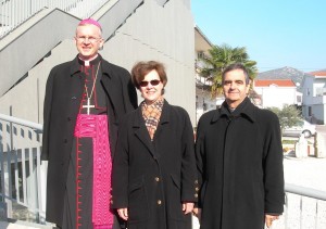 Mgr Peter Rajic, Mme Anne Leahy et mgr Eterovic