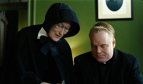 Soeur Aloysius (Meryl Streep) et l'abbé Flynn (Philip Seymour Hoffman) dans Doute