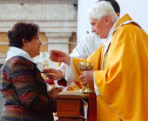 Effie Cordeiro reçoit la communion du pape Benoît XVI (Photo : courtoisie de la famille Cordeiro)