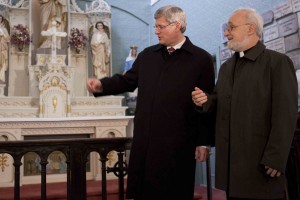 Le premier ministre avec le père Claude Grou, csc, dans la chapelle originale à saint Joseph (Photo : Tim Snow)
